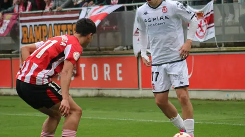 El equipo de Llona, que por momentos brilló a gran nivel, termina encajando una dura derrota ante el Bilbao Athletic en un encuentro de máxima intensidad.