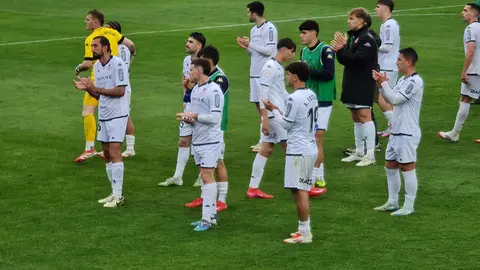 El equipo de Llona, que por momentos brilló a gran nivel, termina encajando una dura derrota ante el Bilbao Athletic en un encuentro de máxima intensidad.