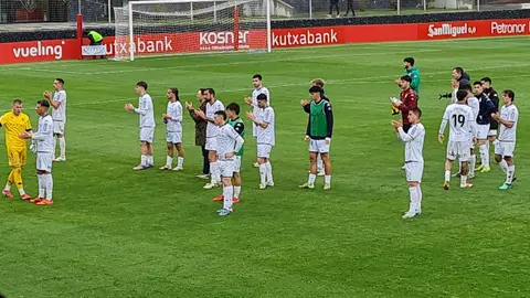 El equipo de Llona, que por momentos brilló a gran nivel, termina encajando una dura derrota ante el Bilbao Athletic en un encuentro de máxima intensidad.
