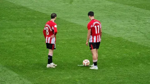 El equipo de Llona, que por momentos brilló a gran nivel, termina encajando una dura derrota ante el Bilbao Athletic en un encuentro de máxima intensidad.