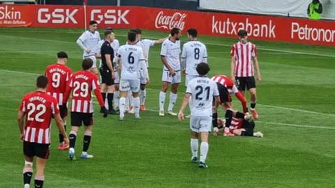 El equipo de Llona, que por momentos brilló a gran nivel, termina encajando una dura derrota ante el Bilbao Athletic en un encuentro de máxima intensidad.