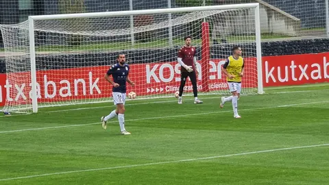 El equipo de Llona, que por momentos brilló a gran nivel, termina encajando una dura derrota ante el Bilbao Athletic en un encuentro de máxima intensidad.