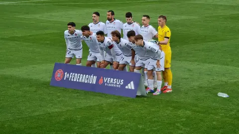 El equipo de Llona, que por momentos brilló a gran nivel, termina encajando una dura derrota ante el Bilbao Athletic en un encuentro de máxima intensidad.