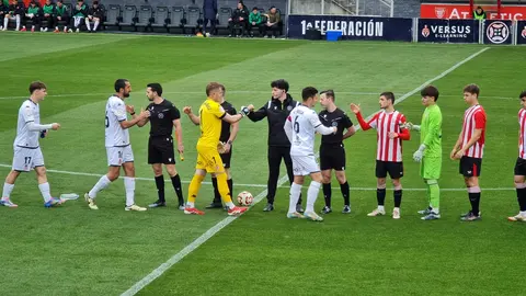 El equipo de Llona, que por momentos brilló a gran nivel, termina encajando una dura derrota ante el Bilbao Athletic en un encuentro de máxima intensidad.