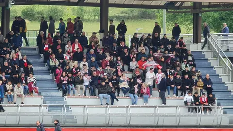 El equipo de Llona, que por momentos brilló a gran nivel, termina encajando una dura derrota ante el Bilbao Athletic en un encuentro de máxima intensidad.