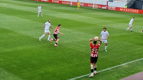 El equipo de Llona, que por momentos brilló a gran nivel, termina encajando una dura derrota ante el Bilbao Athletic en un encuentro de máxima intensidad.