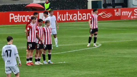 El equipo de Llona, que por momentos brilló a gran nivel, termina encajando una dura derrota ante el Bilbao Athletic en un encuentro de máxima intensidad.