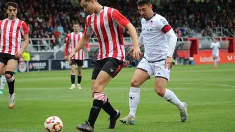 El equipo de Llona, que por momentos brilló a gran nivel, termina encajando una dura derrota ante el Bilbao Athletic en un encuentro de máxima intensidad.