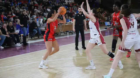 El Mipelletymas cierra temporada con un intenso partido en el Palacio ante el líder, el Bosonit Unibasket (62-64). Fotos: Isaac Llamazares