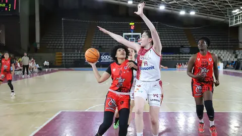 El Mipelletymas cierra temporada con un intenso partido en el Palacio ante el líder, el Bosonit Unibasket (62-64). Fotos: Isaac Llamazares