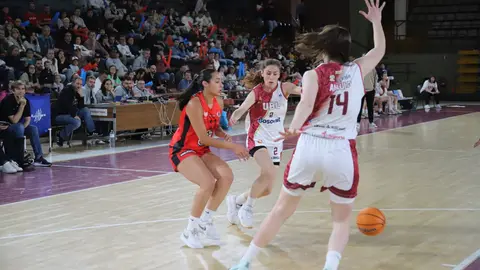 El Mipelletymas cierra temporada con un intenso partido en el Palacio ante el líder, el Bosonit Unibasket (62-64). Fotos: Isaac Llamazares