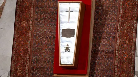 El pontífice fue enterrado tras un multitudinario funeral en San Pedro ante 250.000 personas. Así se cerró su ataúd.