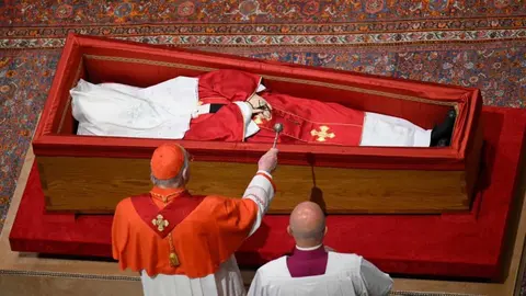 El pontífice fue enterrado tras un multitudinario funeral en San Pedro ante 250.000 personas. Así se cerró su ataúd.