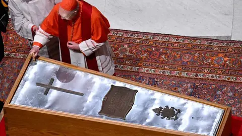 El pontífice fue enterrado tras un multitudinario funeral en San Pedro ante 250.000 personas. Así se cerró su ataúd.