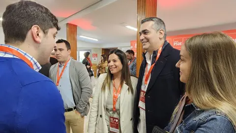 Llegada de los delegados y resto de asistentes al 15° Congreso Provincial del PSOE de León.
