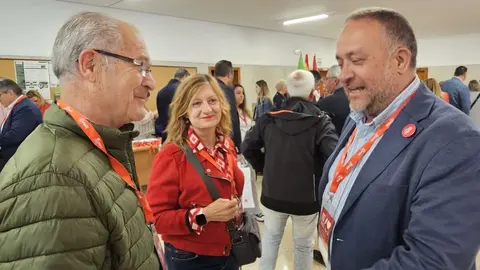 Llegada de los delegados y resto de asistentes al 15° Congreso Provincial del PSOE de León.