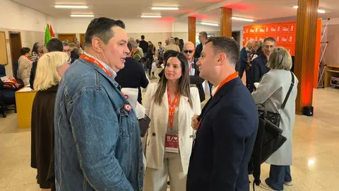 Llegada de los delegados y resto de asistentes al 15° Congreso Provincial del PSOE de León.