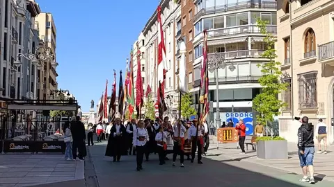 Los pendones de León se preparan para la ceremonia de las Cabezadas.