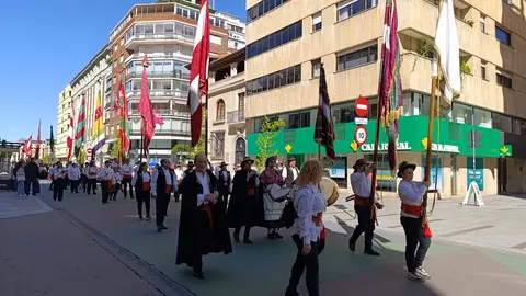 Los pendones de León se preparan para la ceremonia de las Cabezadas.