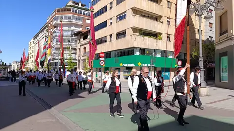 Los pendones de León se preparan para la ceremonia de las Cabezadas.