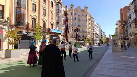 Los pendones de León se preparan para la ceremonia de las Cabezadas.