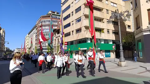 Los pendones de León se preparan para la ceremonia de las Cabezadas.