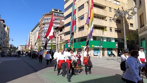 Los pendones de León se preparan para la ceremonia de las Cabezadas.