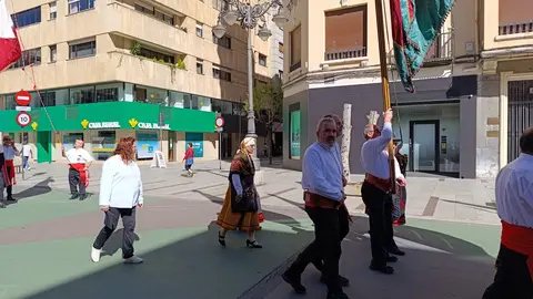 Los pendones de León se preparan para la ceremonia de las Cabezadas.