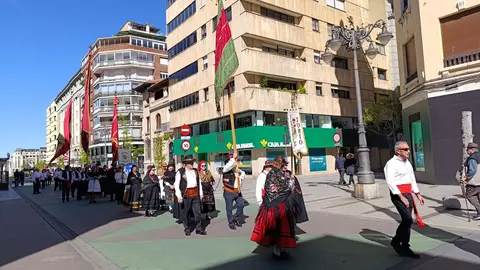 Los pendones de León se preparan para la ceremonia de las Cabezadas.
