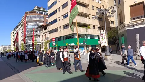 Los pendones de León se preparan para la ceremonia de las Cabezadas.