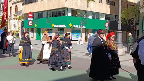 Los pendones de León se preparan para la ceremonia de las Cabezadas.