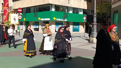 Los pendones de León se preparan para la ceremonia de las Cabezadas.