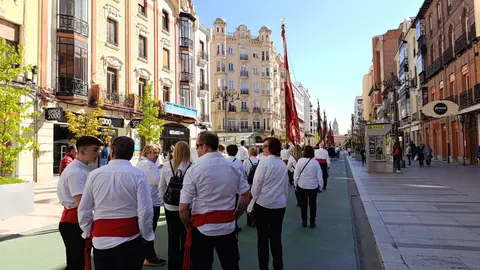 Los pendones de León se preparan para la ceremonia de las Cabezadas.