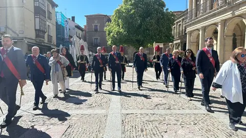 La agrupación municipal del Ayuntamiento de León parte desde la plaza de San Marcelo hacia San Isidoro, donde tiene lugar la ceremonia de las Cabezadas.