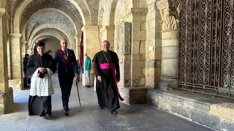 El abad isidoriano sale al encuentro del alcalde y se dirigen a la Basílica donde se enfrentarán el síndico municipal y el capitular isidoriano.