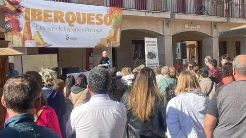 La cuarta edición de Iberqueso, el salón gastronómico de los quesos de España y Portugal, ha cerrado sus puertas con muy buen sabor de boca. La cita de productores queseros ha vuelto a dar sabor a un fin de semana de gran ambiente en Valencia de Don Juan.