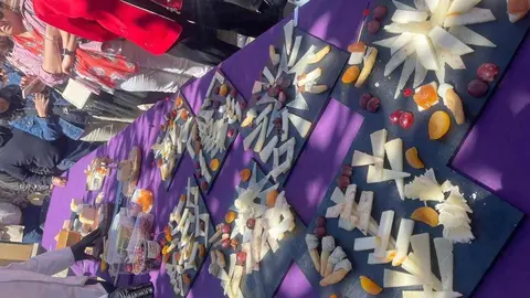 La cuarta edición de Iberqueso, el salón gastronómico de los quesos de España y Portugal, ha cerrado sus puertas con muy buen sabor de boca. La cita de productores queseros ha vuelto a dar sabor a un fin de semana de gran ambiente en Valencia de Don Juan.