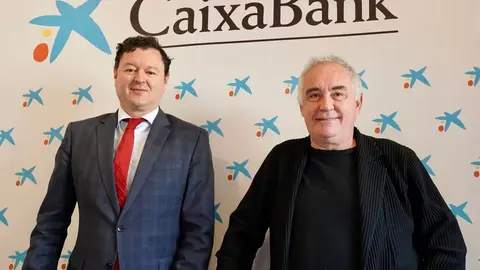El presidente de ElBulliFoundation, Ferrán Adriá, y el director territorial de CaixaBank en Castilla y León, Gerardo Cuartero, presentan un curso de hostería y las actividades organizadas con motivo de la visita del cocinero a León. Foto: Campillo