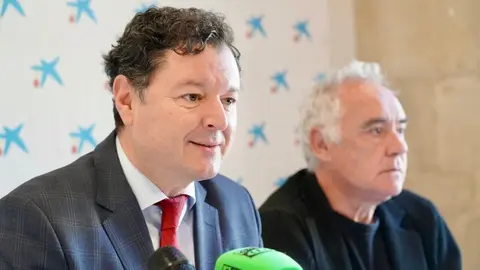 El presidente de ElBulliFoundation, Ferrán Adriá, y el director territorial de CaixaBank en Castilla y León, Gerardo Cuartero, presentan un curso de hostería y las actividades organizadas con motivo de la visita del cocinero a León. Foto: Campillo.