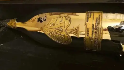 Sale a la venta en un León una exclusiva botella original de Armand de Brignac Gold Champagne Brut 12L Balthazar.