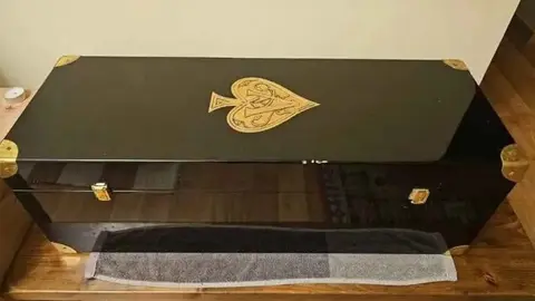Sale a la venta en un León una exclusiva botella original de Armand de Brignac Gold Champagne Brut 12L Balthazar.