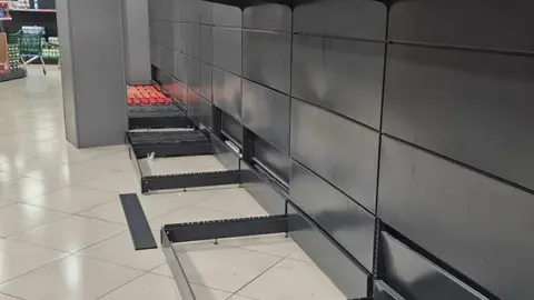 Psicosis por almacenar agua, pan, fruta, conservas: los supermercados de León, arrasados.