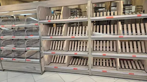 Psicosis por almacenar agua, pan, fruta, conservas: los supermercados de León, arrasados.