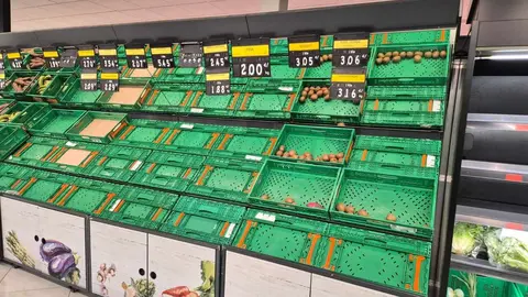Psicosis por almacenar agua, pan, fruta, conservas: los supermercados de León, arrasados.