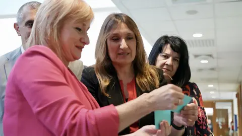 La consejera de Industria, Comercio y Empleo, Leticia García, y la de Educación, Rocío Lucas, presiden el acto de entrega de los Premios del Concurso Escolar de Prevención de Riesgos Laborales. Foto: Campillo.