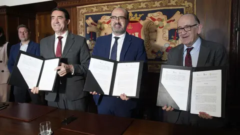 El consejero de Medio Ambiente, Vivienda y Ordenación del Territorio, Juan Carlos Suárez-Quiñones (I), junto al alcalde de Ponferrada, Marco Morala (C), y el consejero delegado de Somacyl, José Manuel Jiménez (D), durante la firma del convenio del alumbrado público de Ponferrada. Foto: César Sánchez.