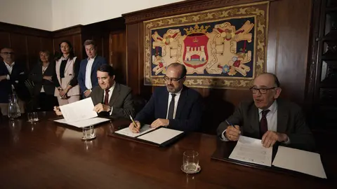 El consejero de Medio Ambiente, Vivienda y Ordenación del Territorio, Juan Carlos Suárez-Quiñones (I), junto al alcalde de Ponferrada, Marco Morala (C), y el consejero delegado de Somacyl, José Manuel Jiménez (D), durante la firma del convenio del alumbrado público de Ponferrada. Foto: César Sánchez.