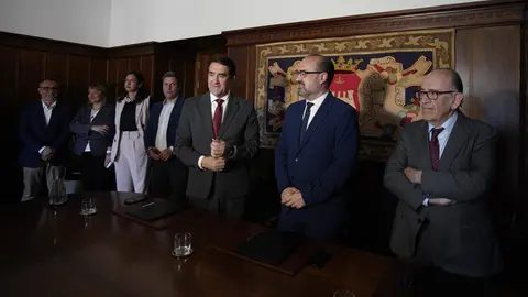 El consejero de Medio Ambiente, Vivienda y Ordenación del Territorio, Juan Carlos Suárez-Quiñones (I), junto al alcalde de Ponferrada, Marco Morala (C), y el consejero delegado de Somacyl, José Manuel Jiménez (D), durante la firma del convenio del alumbrado público de Ponferrada. Foto: César Sánchez.