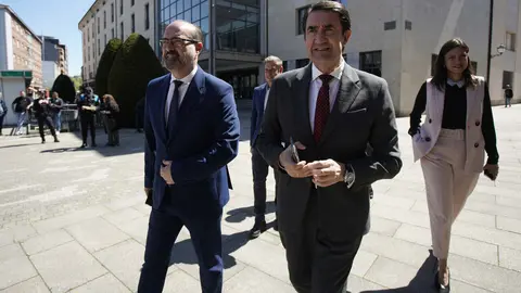 El consejero de Medio Ambiente, Vivienda y Ordenación del Territorio, Juan Carlos Suárez-Quiñones (D), junto al alcalde de Ponferrada, Marco Morala (I), durante la firma del convenio del alumbrado público de Ponferrada. Foto: César Sánchez.