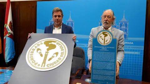 El concejal de Turismo y Patrimonio de Ponferrada, Iván Alonso (I), junto al presidente de la Delegación en Ponferrada del Colegio Oficial de Arquitectos de León, Jesús Gorostiza (D), durante la presentación del proyecto turístico Ciudad del Dólar. Foto: César Sánchez.